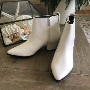 SCOOP White Alligator Booties